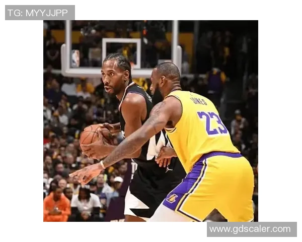 湖人队与快船队激战正酣谁将赢得洛城德比的荣耀与胜利